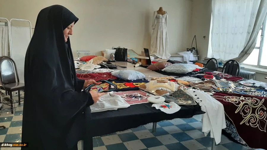 بازدید ریاست آموزشکده از اراپه کارهای عملی رشته طراحی و دوخت در نیمسال اول۱۴۰۲-۱۴۰۱ 2